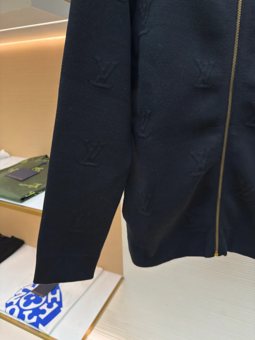LOUIS VUITTON dark pattern embossed woolen jacket ●Authentic product: Purchased and developed by 24248 ●Item number: 1680578-D15 ●Fabrics: combed cotton fabric ●Technology: embossed woolen fabric ●Version: fitted version ●Weight: about 705 grams ●Size: XS-S-M-L ●Description: Lapel zipper cardigan. The yarn is made of 2 strips of 2/60 fully combed cotton on the bottom + 5 strips of polyester + 1 strip of high-elastic drawstring. The loom is a 14-needle STOLL machine imported from Germany. Each piece of weaving takes 390 minutes. Due to the particularity of this organization, the stability requirements of the machine are very high, and many machines cannot do it. The weaving time is very long, and it is easy to produce waste pieces when weaving the piece, and the loss will be very large; the sewing disc is sewn with a 20-needle disc. The overall wiring is straight and delicate, the fabric is comfortable and soft, and the color is consistent without color difference. It can be matched with the same style to create a fashionable look and control various occasions. Customized accessories, complete with three standards, same style for men and women!